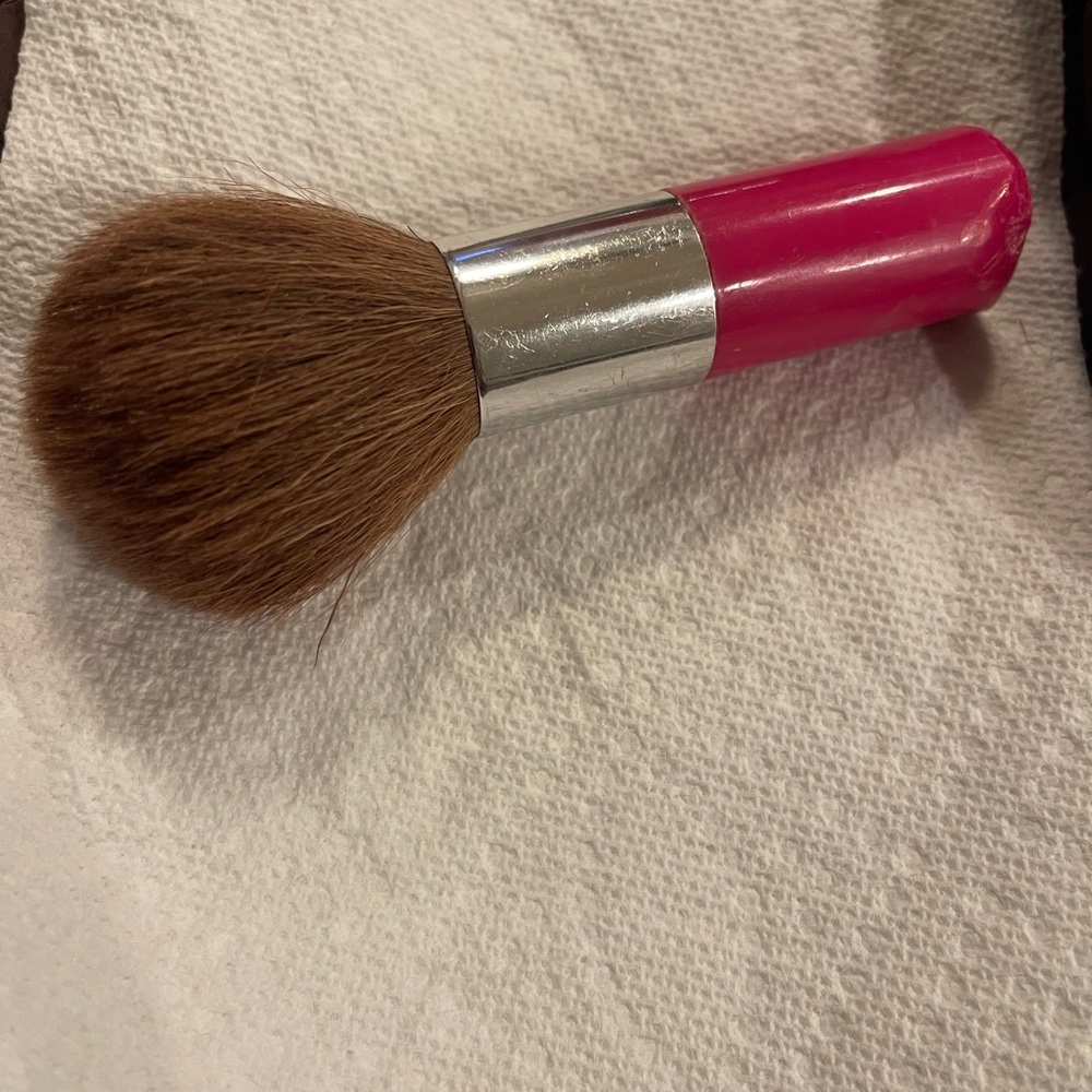 Model & Co. face brush